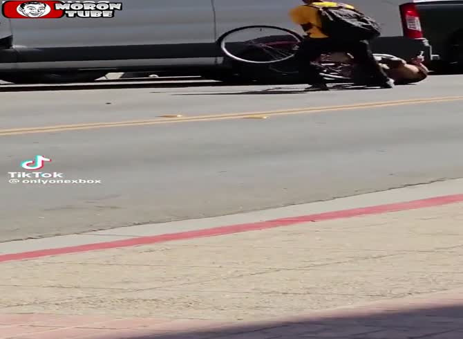 Video :A guy assaults a woman in San Diego, stealing her bicycle and pushing her